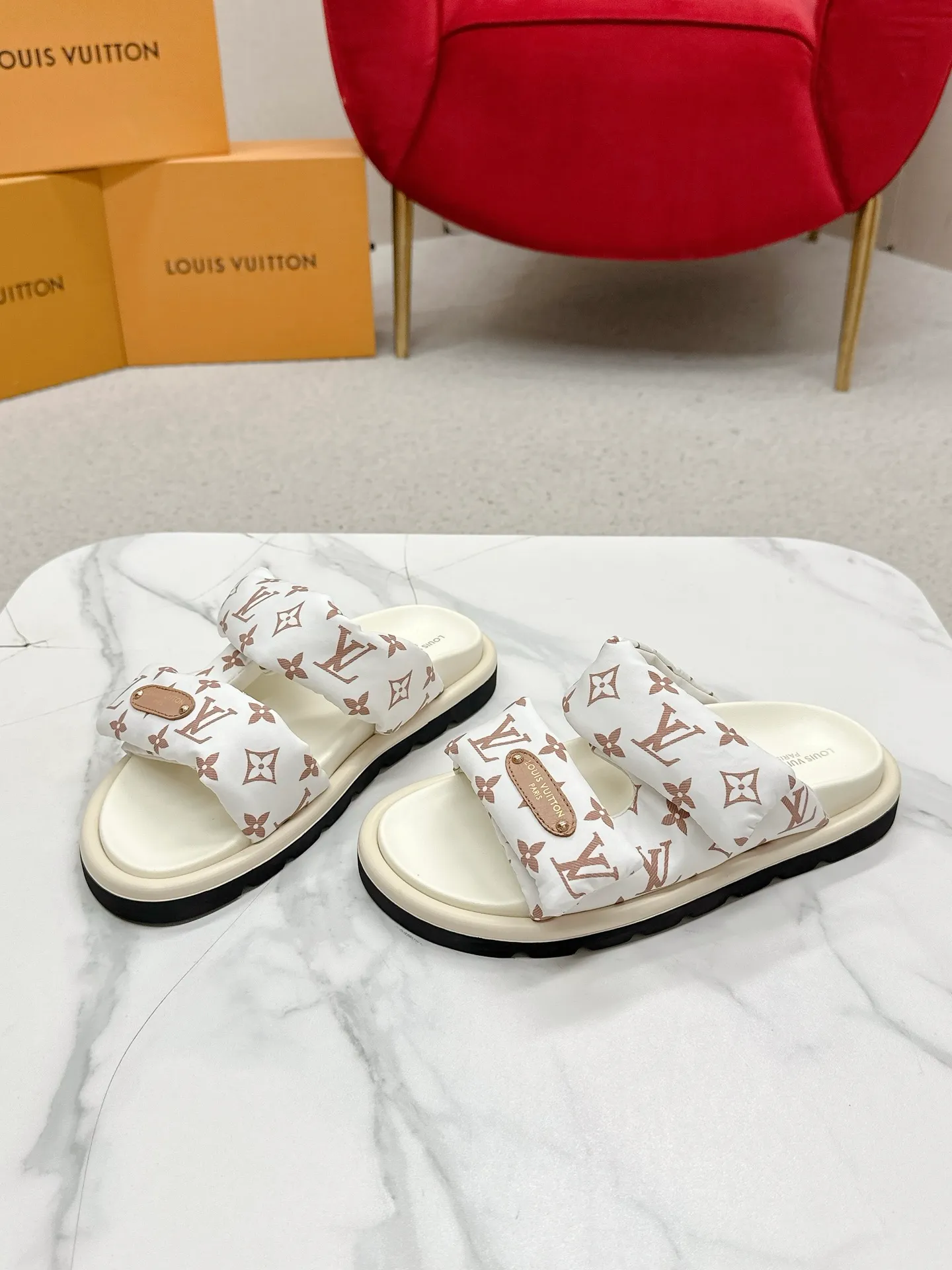P340 yuan LV Louis Vuitton Full of high-end feel! A popular model among bloggers at home and abroad, it’s retro and fashionable, and looks stunning on your feet! Mainly recommended model on the official website★ ━━━━━ ЅᏇєєt ━━━━━ ▪️Upper: original calfskin ➕5D printing process ▪️Inner: imported mixed sheepskin ▪️Outsole: original molded foam outsole ▪️Size: Female 35-40 Men's 39-44 (women's 41 men's 45)